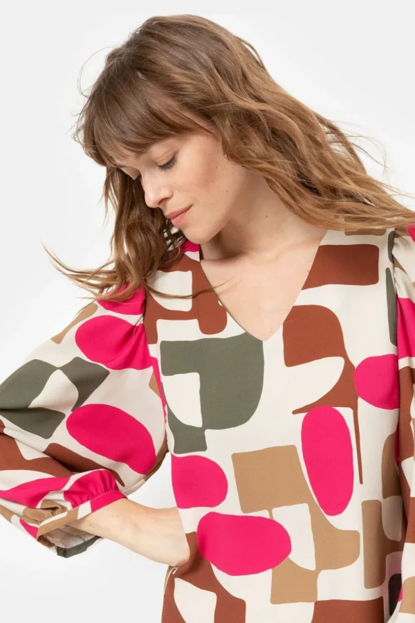 Korte Beige Jurk Met Fuchsia-Bruine Retroprint-Terre Bleue Best